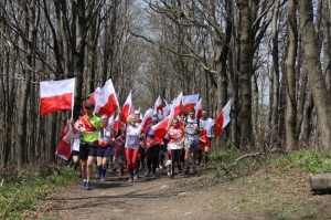 Marszobieg z flagami Polski na górę Cergową